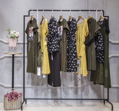 女裝批發(fā)指南 探尋桑卡品牌時(shí)尚折扣與加盟選擇，兼談服裝輔料制造